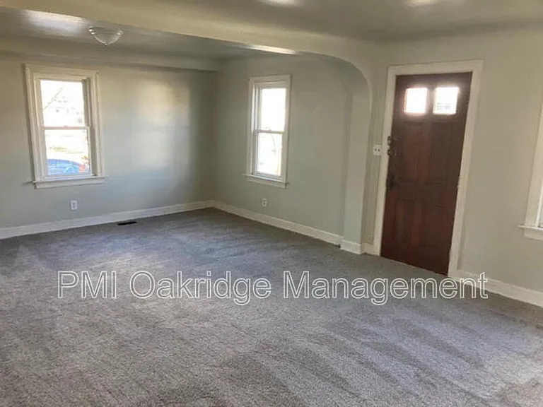 906 1/2 Race Dr — Photo 13