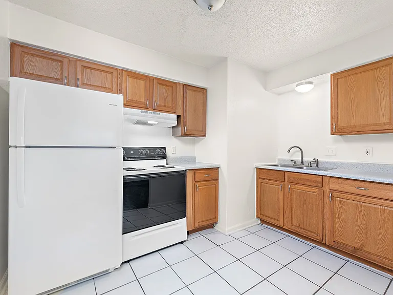 400-408 W Poplar St — Photo 18