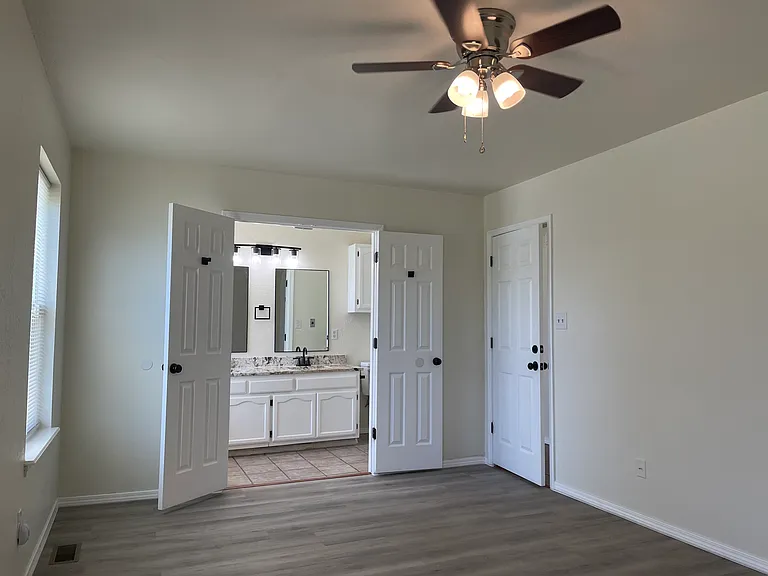 813 E Indianapolis St — Photo 14