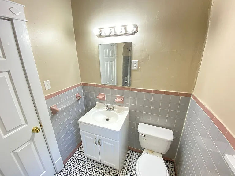 864 N Willett St — Photo 7