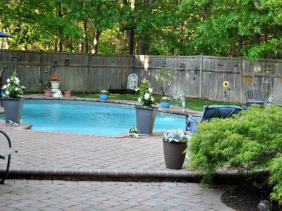 3rd image of 1 Drumlin Ct