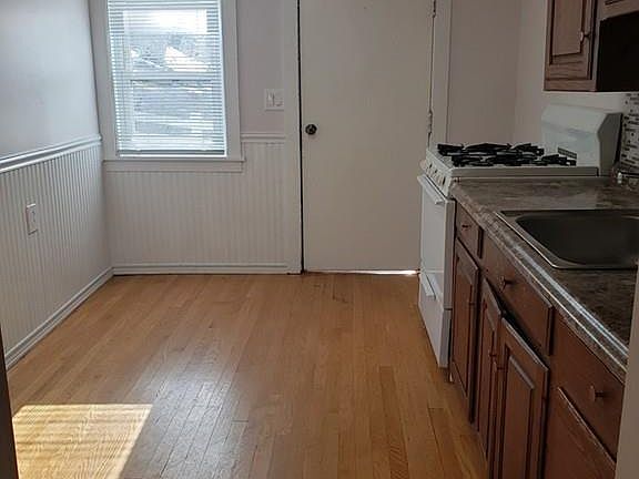 5th image of 11 Tremont St