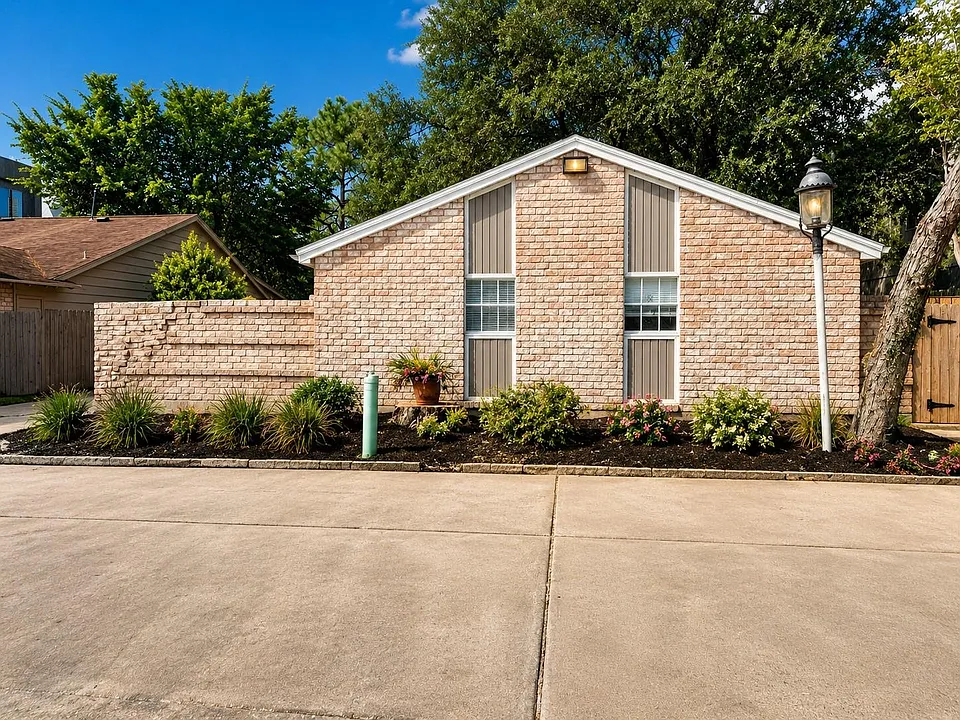 5810 Fairdale Ln