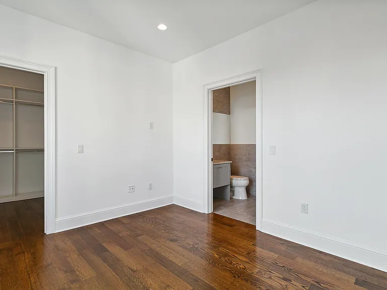 231 1st St #4G — Photo 17