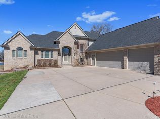 9060 Huron Bluffs Dr, White Lake, MI