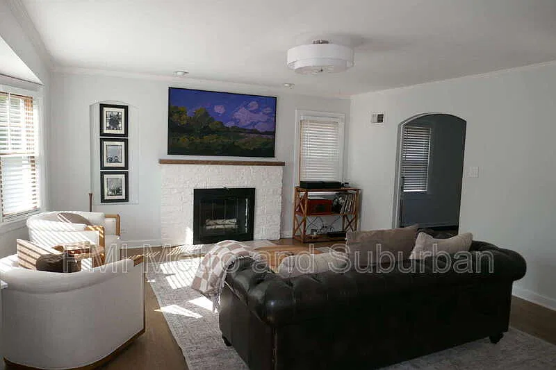 4 bed, 2.0 bath, 2400 sqft, $3,550 — Photo 2