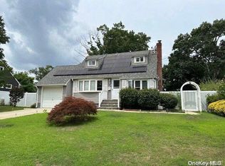 489 Saint Johns St, Central Islip, NY 11722