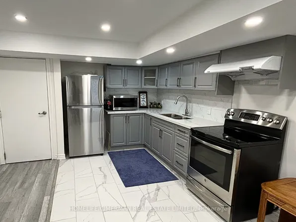 133 Sharavogue Ave #B, Oshawa, ON L1L 0G4