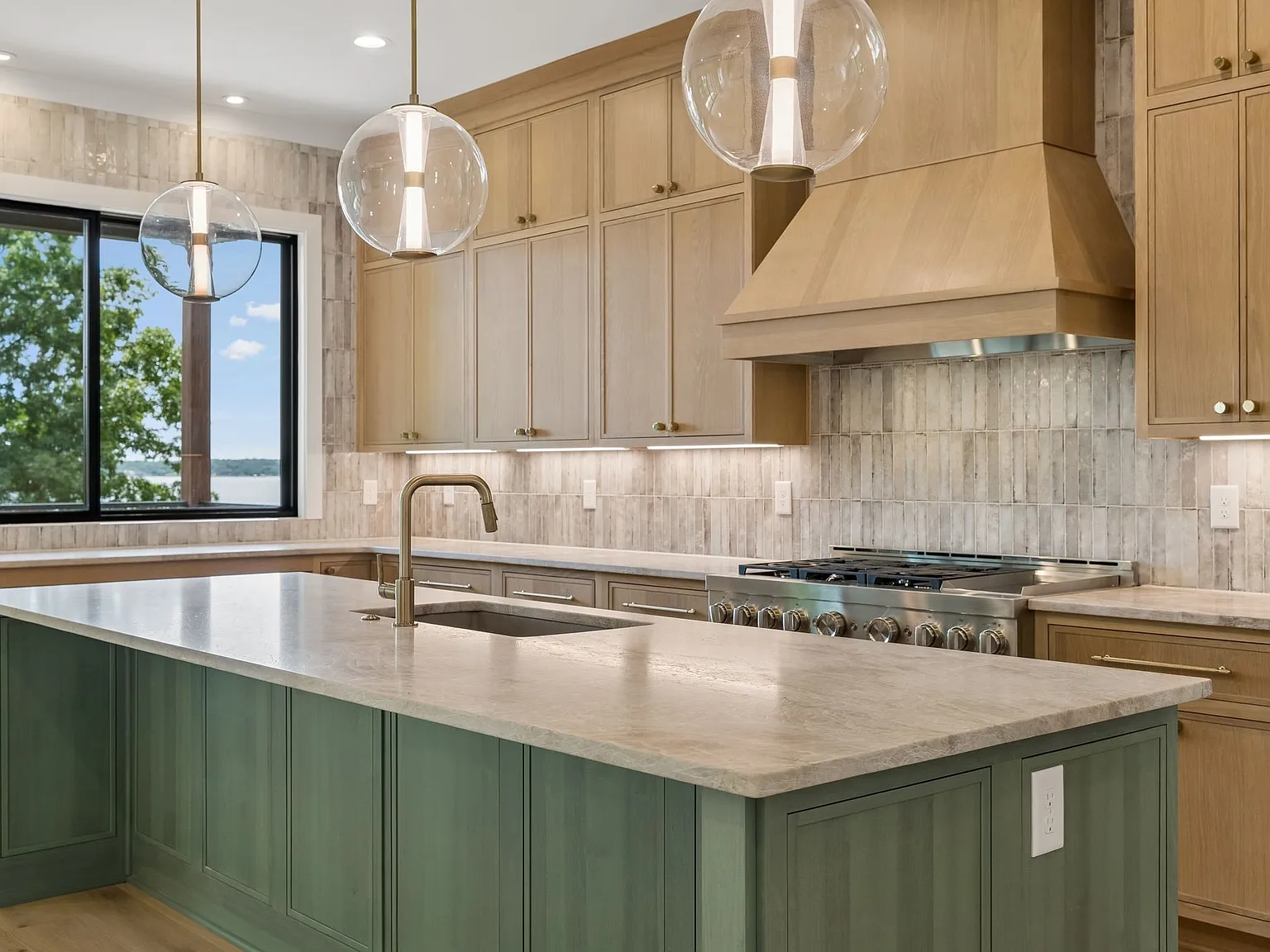5 bed, 7.0 bath, 4665 sqft, $7,750 — Photo 1