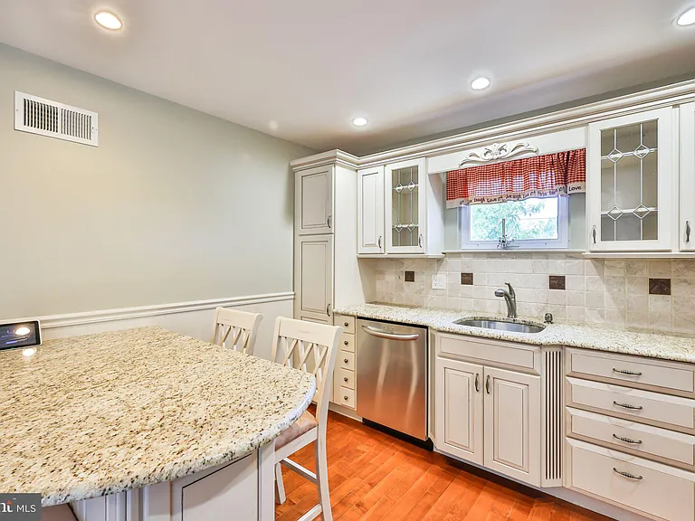 9898 Wistaria St — Photo 5