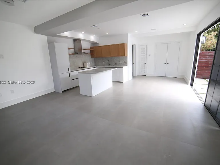 1345 Hollywood Blvd — Photo 35
