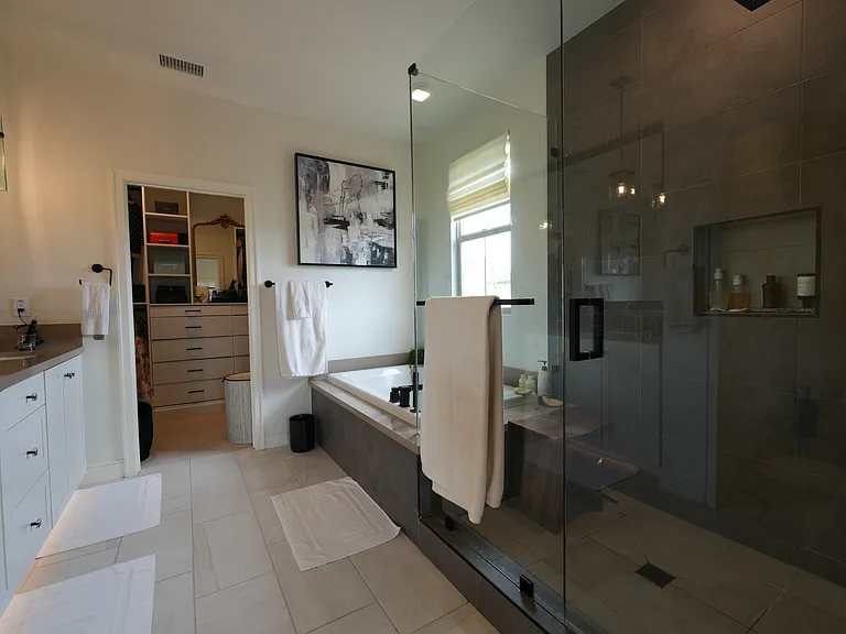 145 Plum Lily — Photo 14
