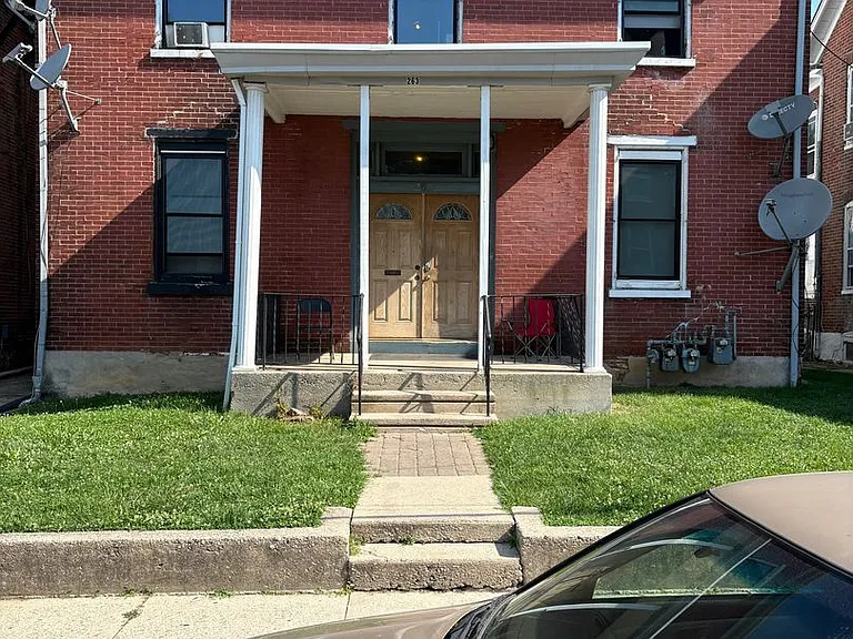 263 E Chestnut St — Photo 3