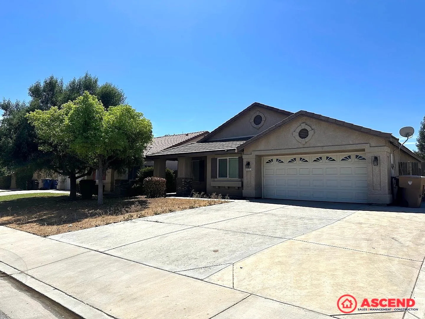 Spacious 3BR/2BA Home 1,839 Sq Ft with Garage & Gardener Included! — Photo 2