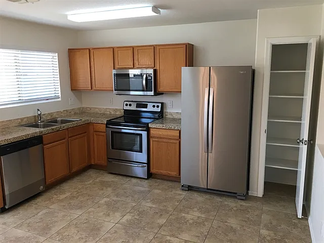 10533 W Sands Dr — Photo 2