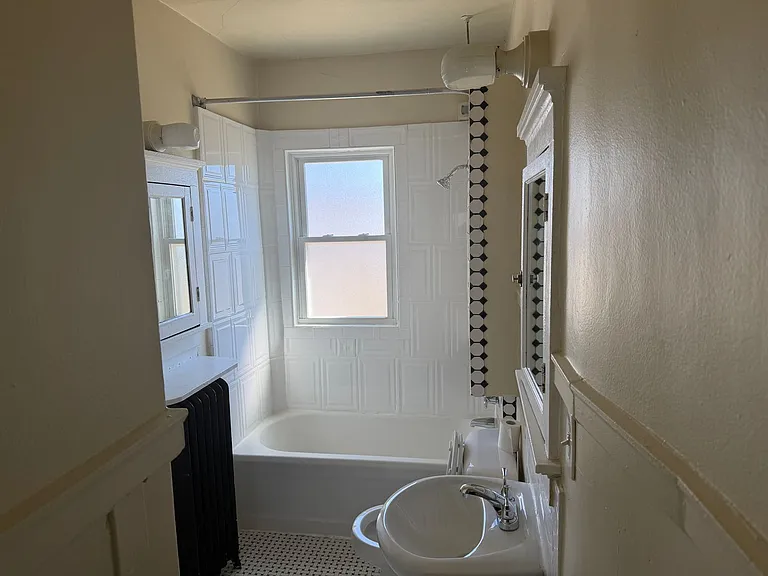 815 E Locust St — Photo 4