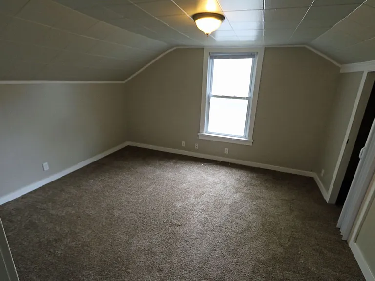 910 Court St — Photo 9