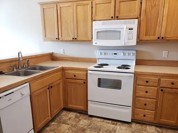 581 Woodson Ln — Photo 7