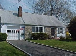 51 Avondale Dr, Islip, NY 11751