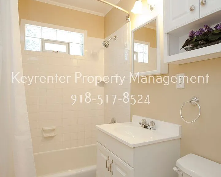 929 E 37th Pl — Photo 9