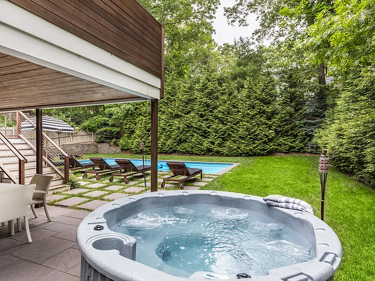 21 Hillside Dr W — Photo 4