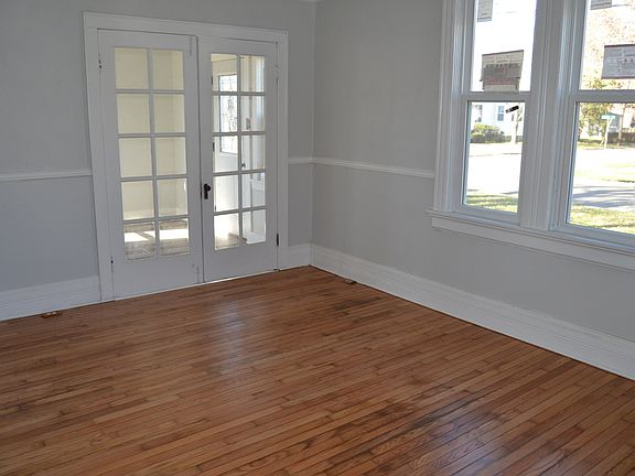 4th image of 703 E Joliet St