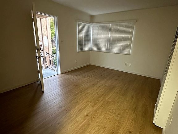 4th image of 4310-4326 35th St #4320