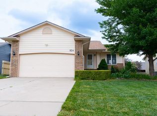 824 S Red Oaks Cir, Wichita, KS 67207