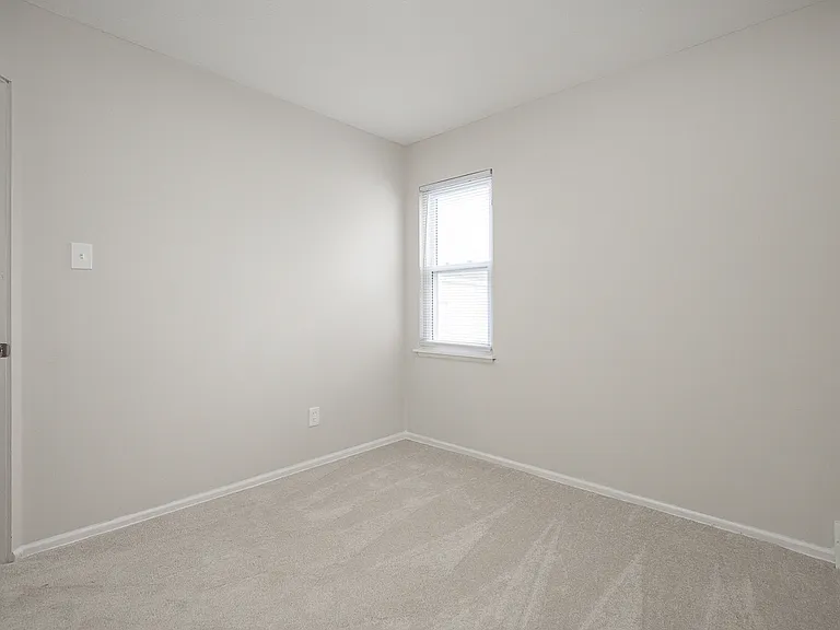 26351 Farringdon Ave — Photo 17