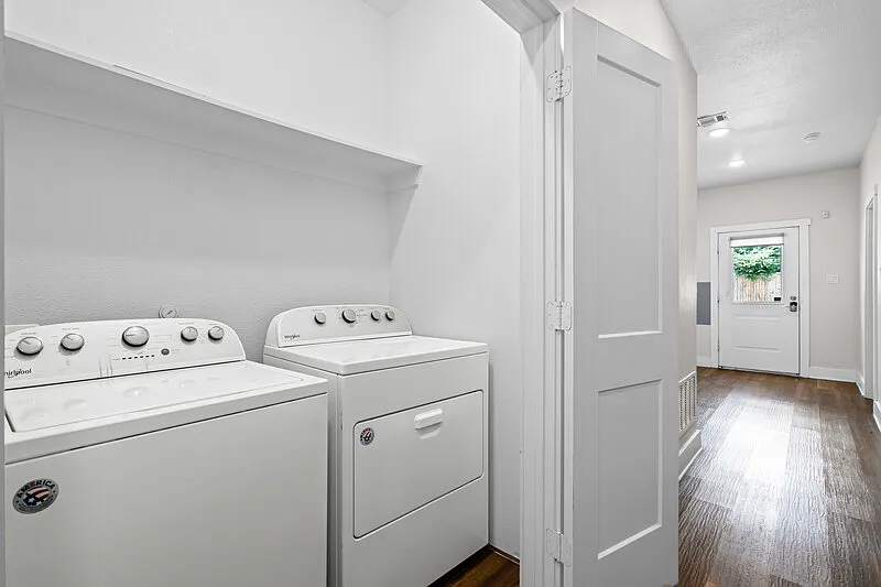 5 bed, 5.0 bath, 2500 sqft, $6,800 — Photo 4