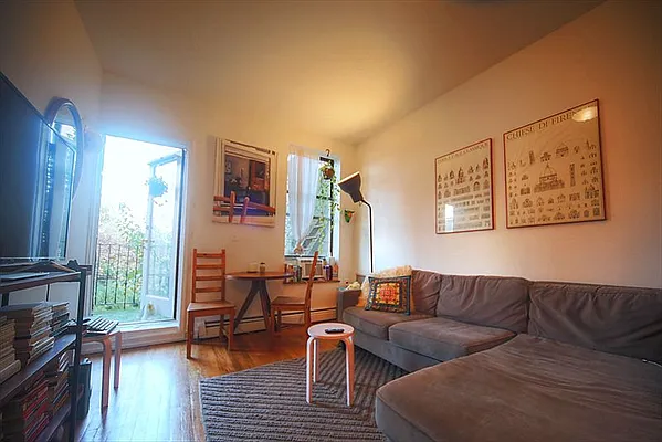 Rented by Metropolitan Realty | media 17