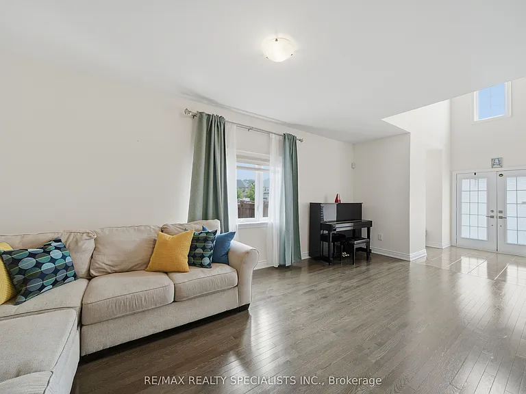 120 Milby Cres — Photo 4