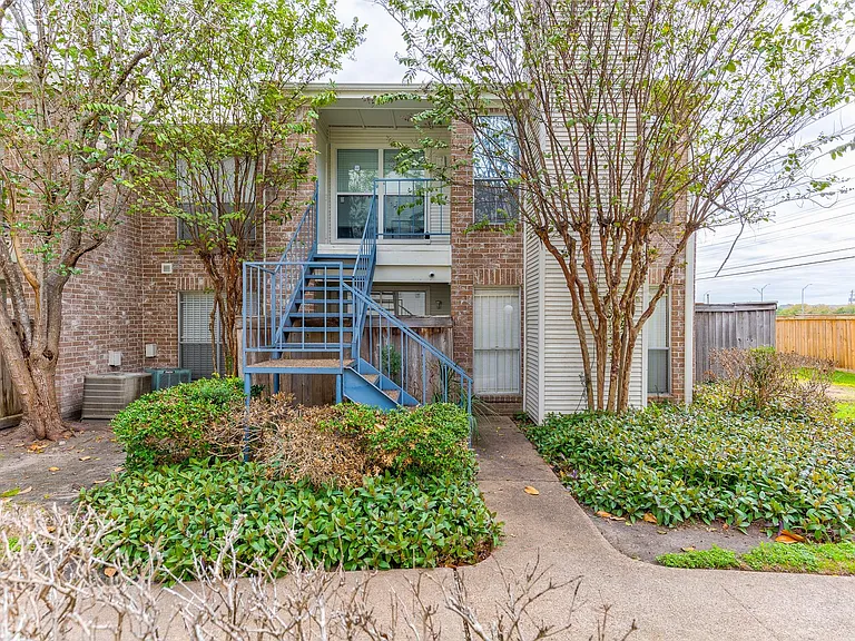 3900 Woodchase Dr #13 — Photo 24