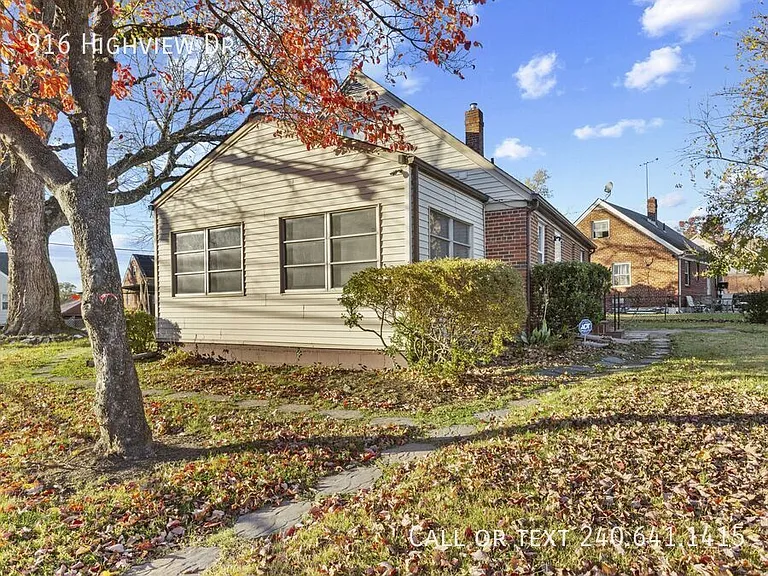 916 Highview Dr — Photo 17