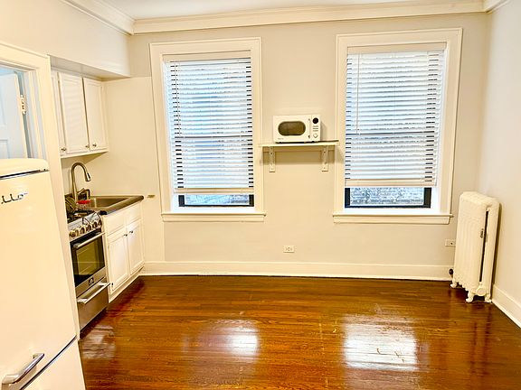 3rd image of 913 W Sheridan Rd APT 3