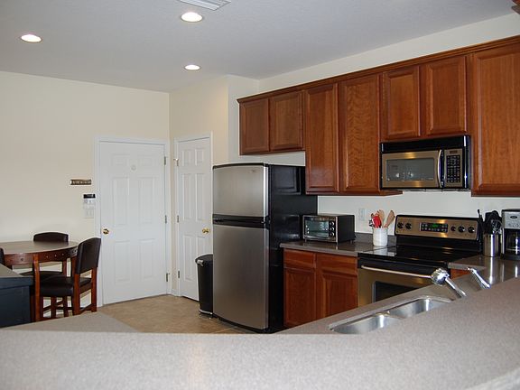3rd image of 11212 Castlemain Cir N