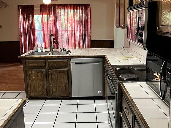 3rd image of 4516 SE 35th St