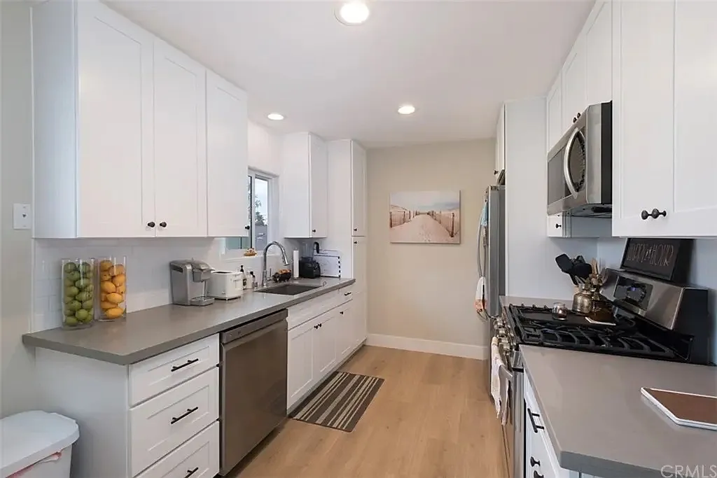 2 bed, 900 sqft, $3,300 — Photo 4