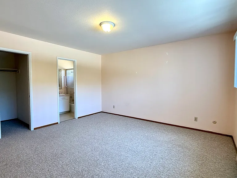 320 Center St #7 — Photo 4