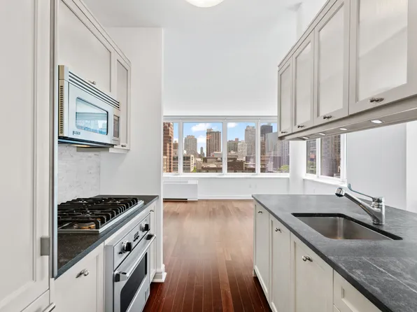 80 Riverside Boulevard image 5 of 22