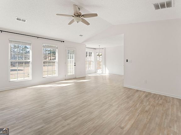 4th image of 973 Vera Ct