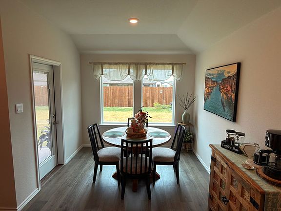5th image of 403 Silverbirch Dr