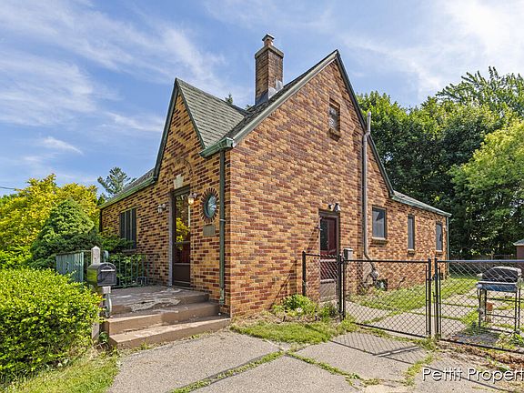 3rd image of 1238 Mound Ave NW