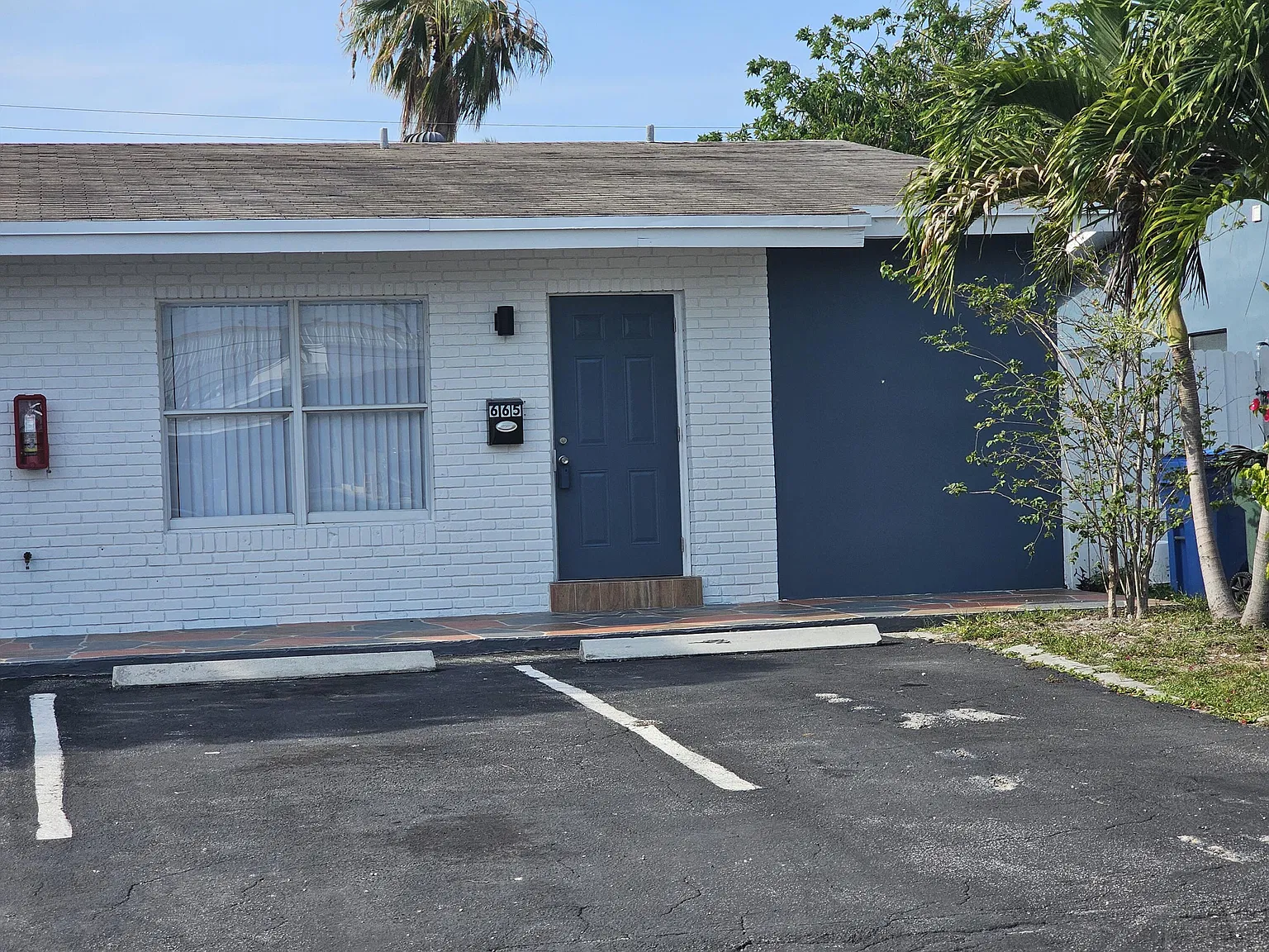 2 bed, 1.0 bath, 1960 sqft, $2,200 — Photo 1