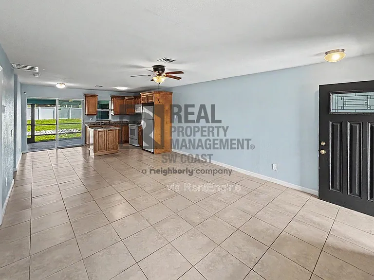 843 SW 16th Ter — Photo 8