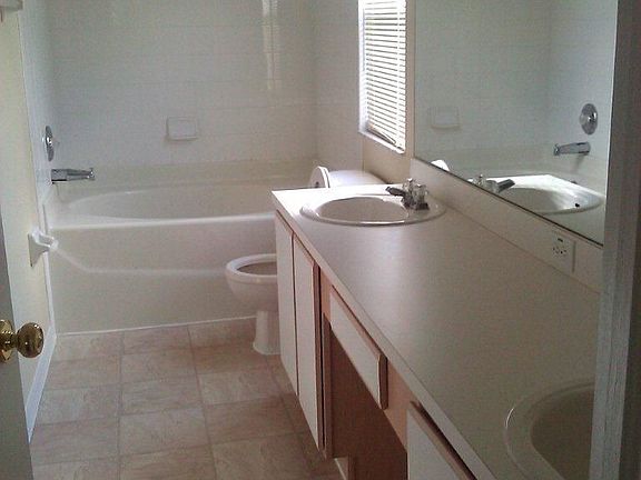Master bath with walkin clos