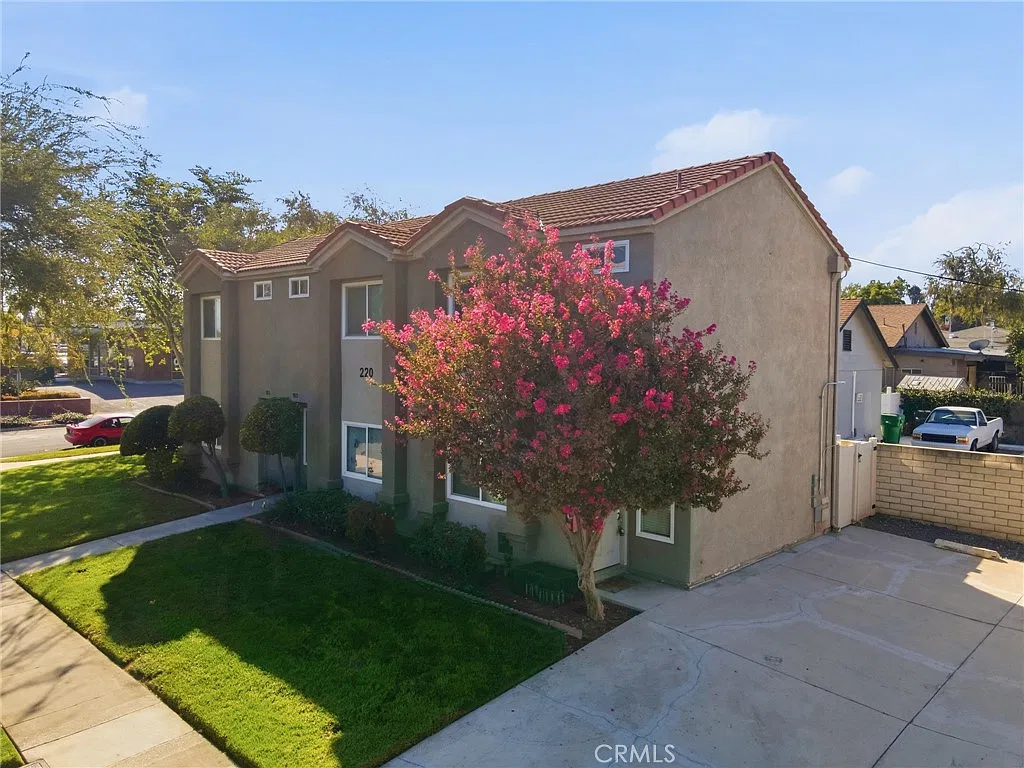2 bed, 1.5 bath, 832 sqft, $2,350 — Photo 2