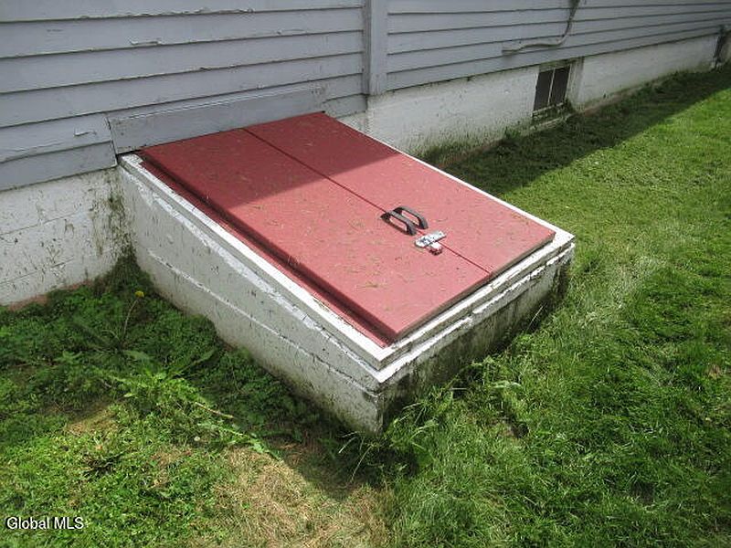 4th image of 811 Hudson Avenue