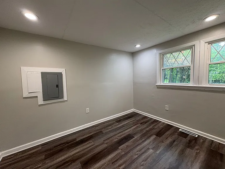 649 Maplewood Ave — Photo 7