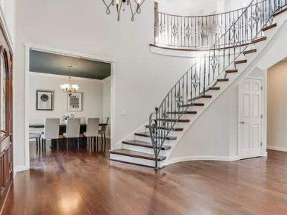 5th image of 985 Woodview Pl